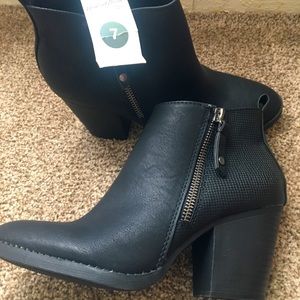 Never used women’s black ankle boots